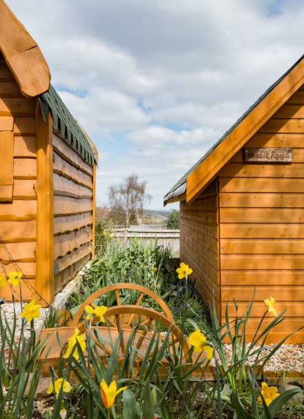 les deux chalets côte à côte avec de la décoration dans le style britanique